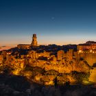 Die Stadt Pitigliano nach Sonnenuntergang