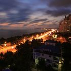 Die Stadt Sanya am Abend.