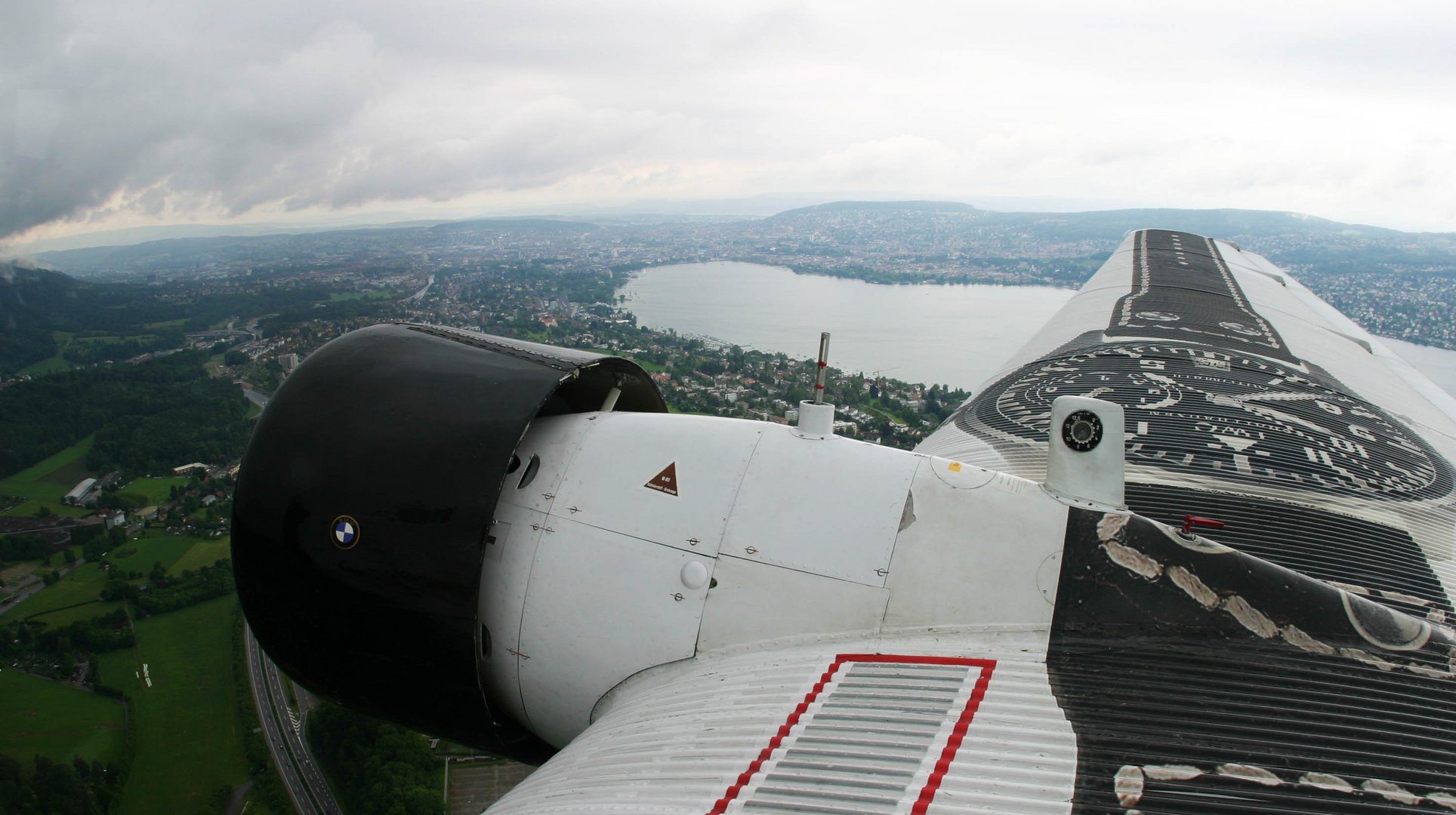 Die Stadt Zürich vom See her gesehen.