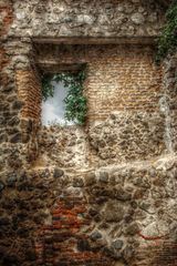 Die Stadtmauer mit Fenster