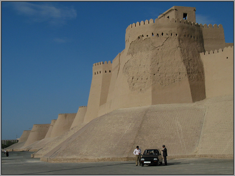 Die Stadtmauer von Chiwa  in Usbekistan