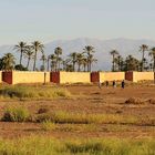 Die Stadtmauer von Marrakesch vor der Kulisse des Hohen Atlas ist das Wahrzeichen der Stadt