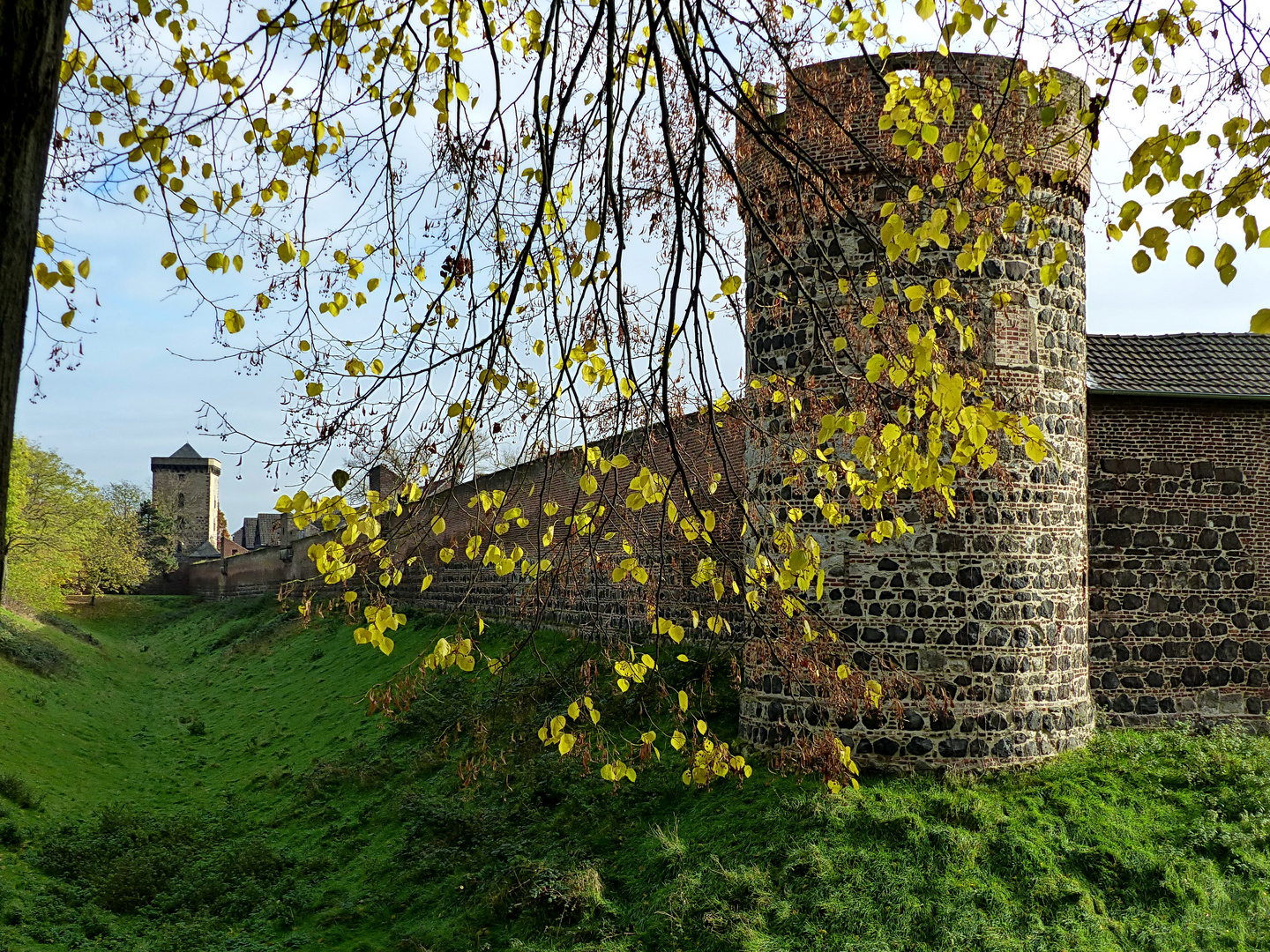 die Stadtmauer von Zons