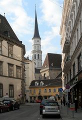 Die Stallburggasse und der Turm der Michaelerkirche