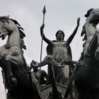 Die Statue der Boudicca und ihrer Töchter im Streitwagen in London