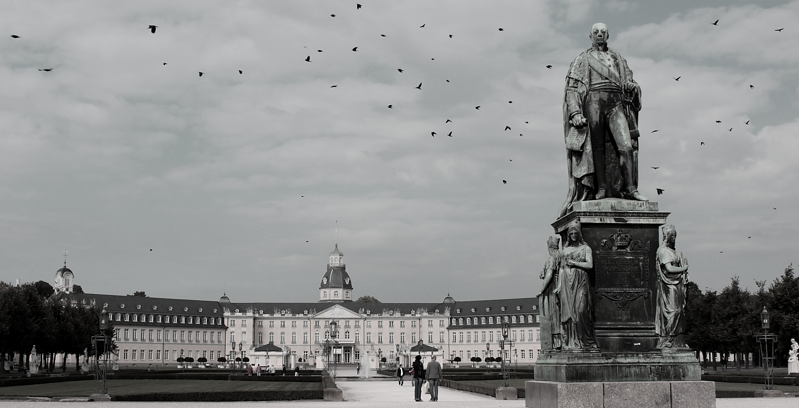 Die Statue dessen, der einst vom Hintergrund träumte...