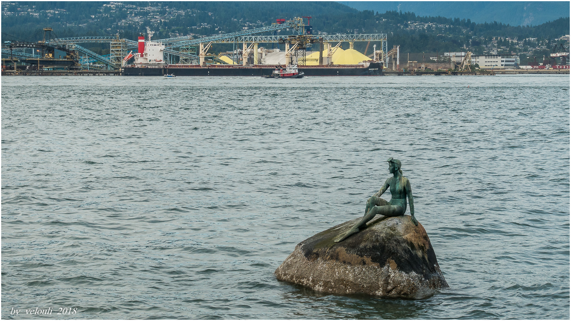 Die Statue Girl in Swimsuite 