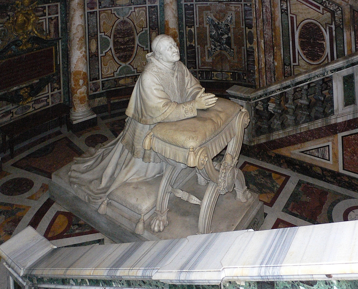 ...die Statue von Papst Pius IX...