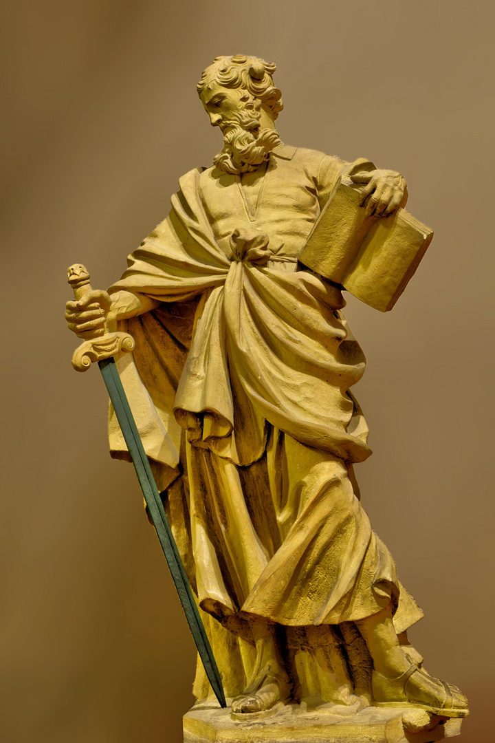 Die Statue von Paulus in der Ludwigskirche in Saarlouis