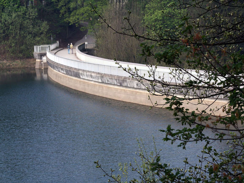 Die Staumauer der Eschbachtalsperre in Remscheid