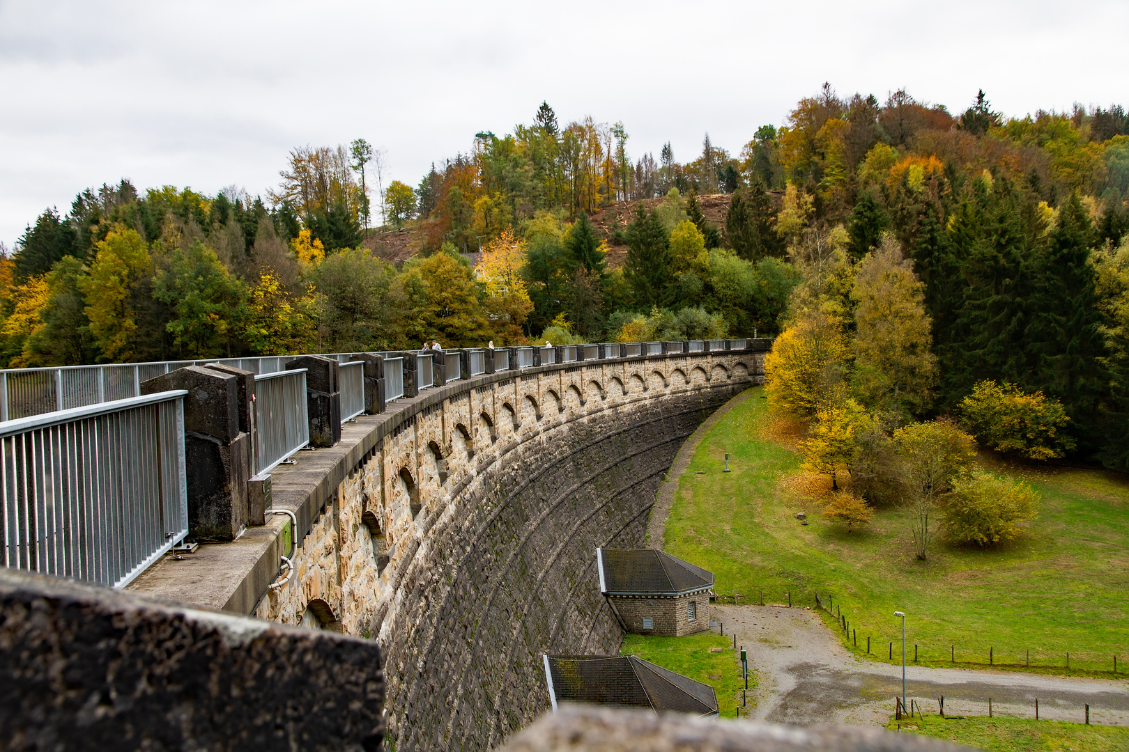 Die Staumauer der Lingesetalsperre