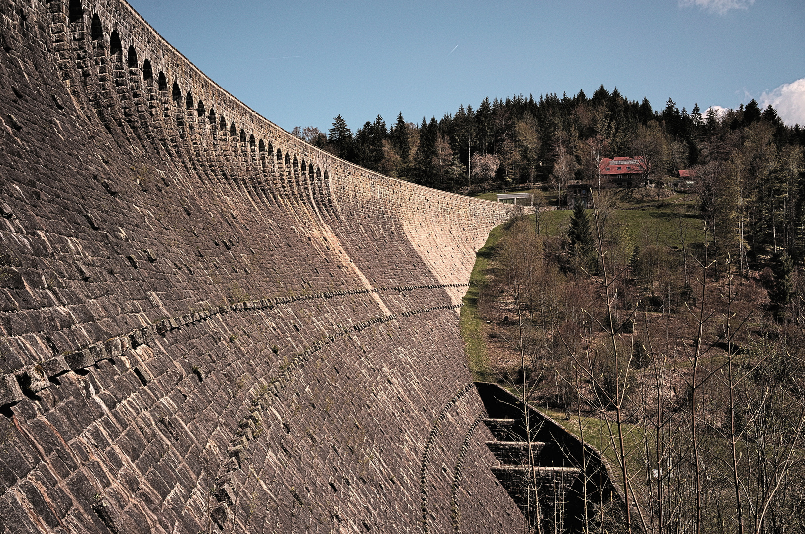 Die Staumauer der Schwarzenbachtalsperre