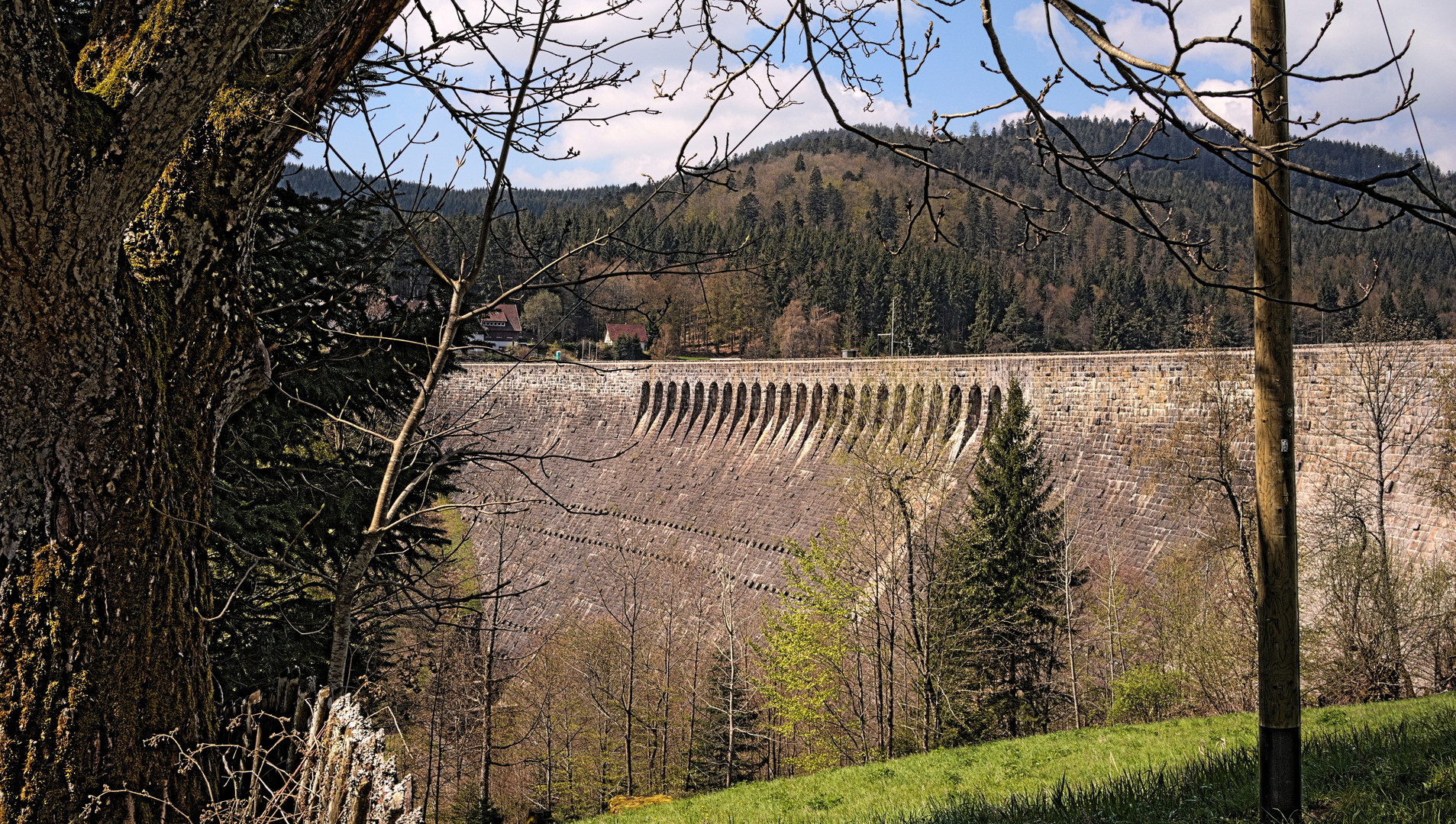 Die Staumauer der Schwarzenbachtalsperre