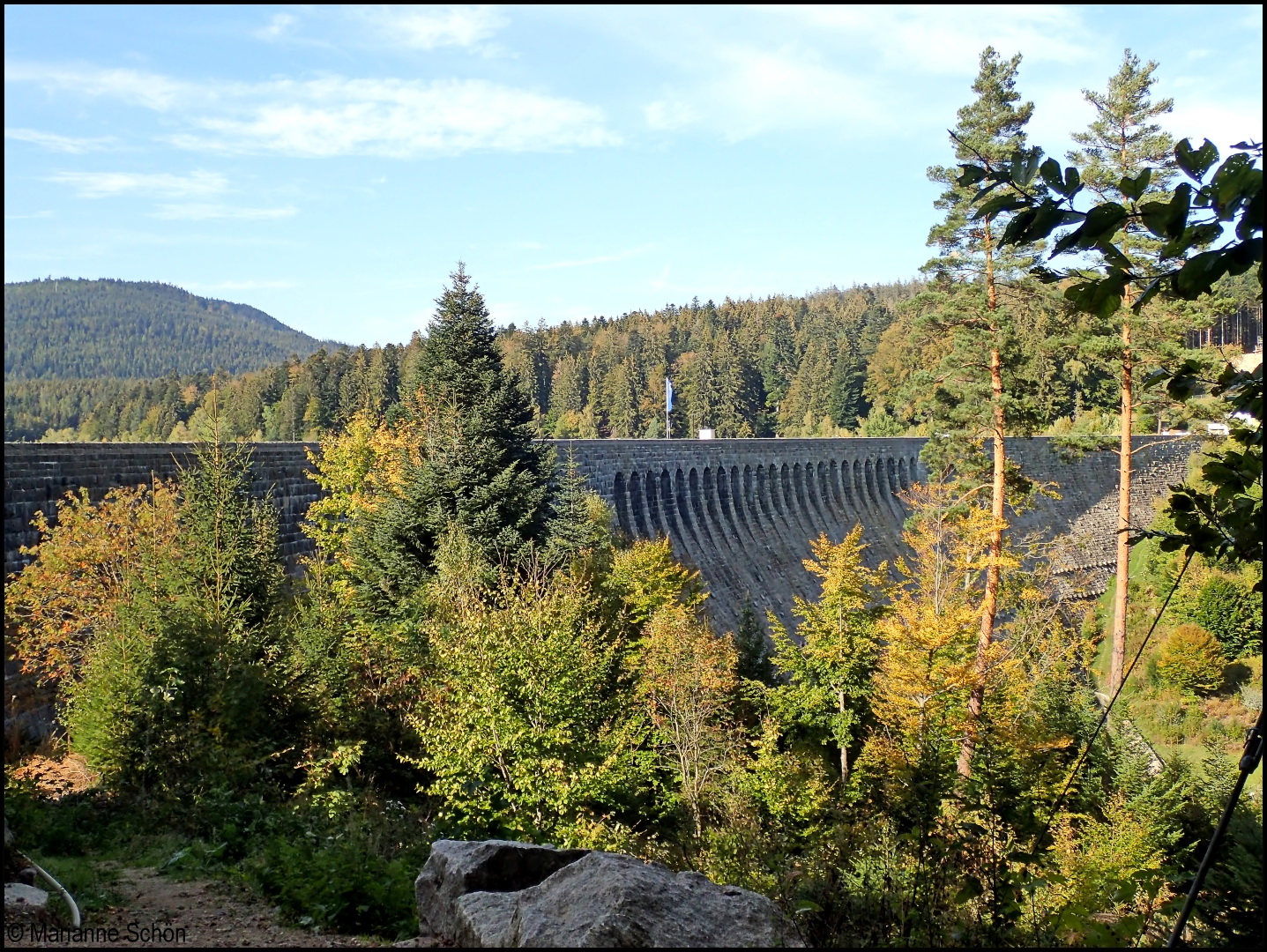 Die Staumauer im Herbst...