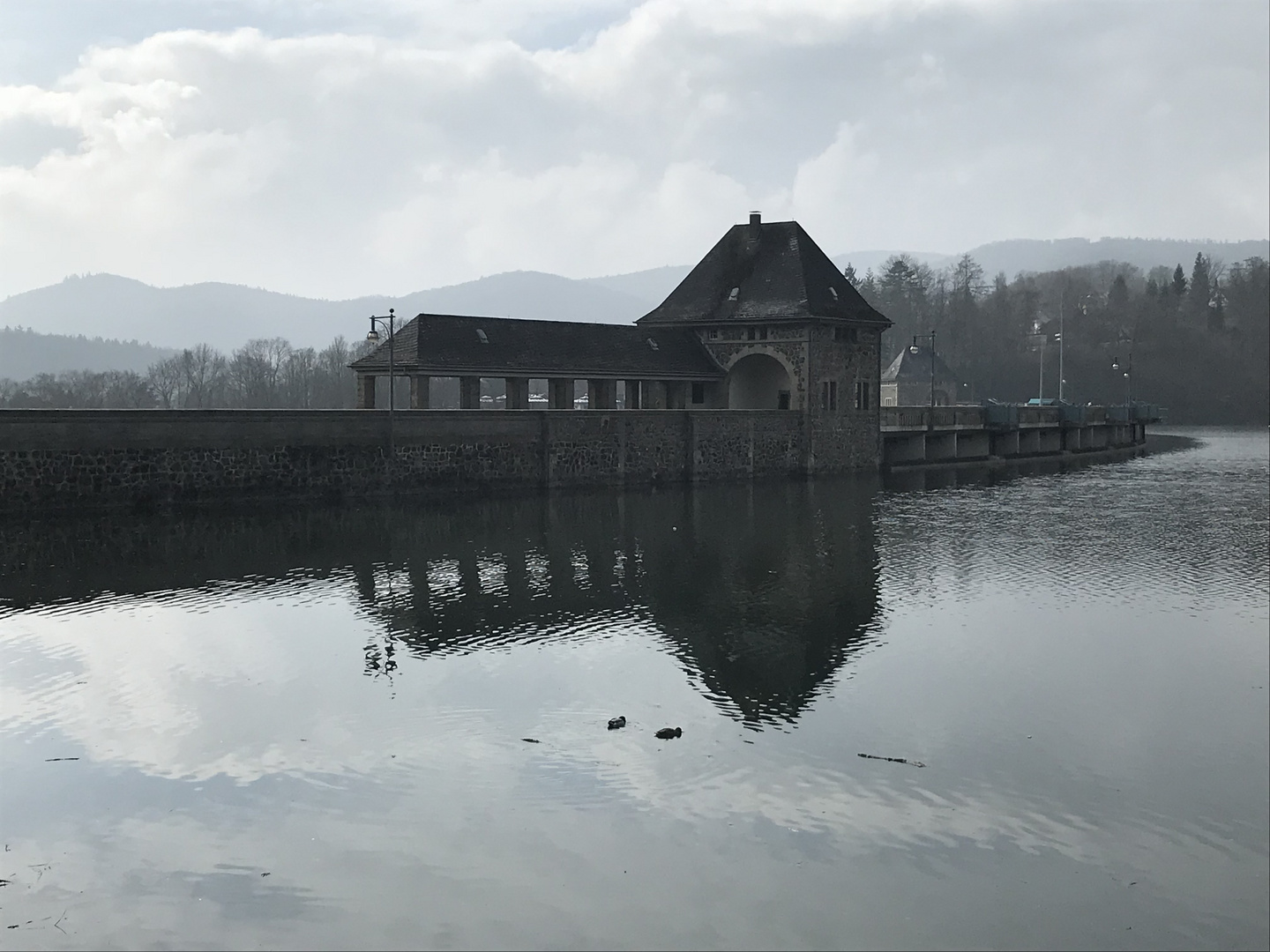 Die Staumauer und ihr Spiegelbild