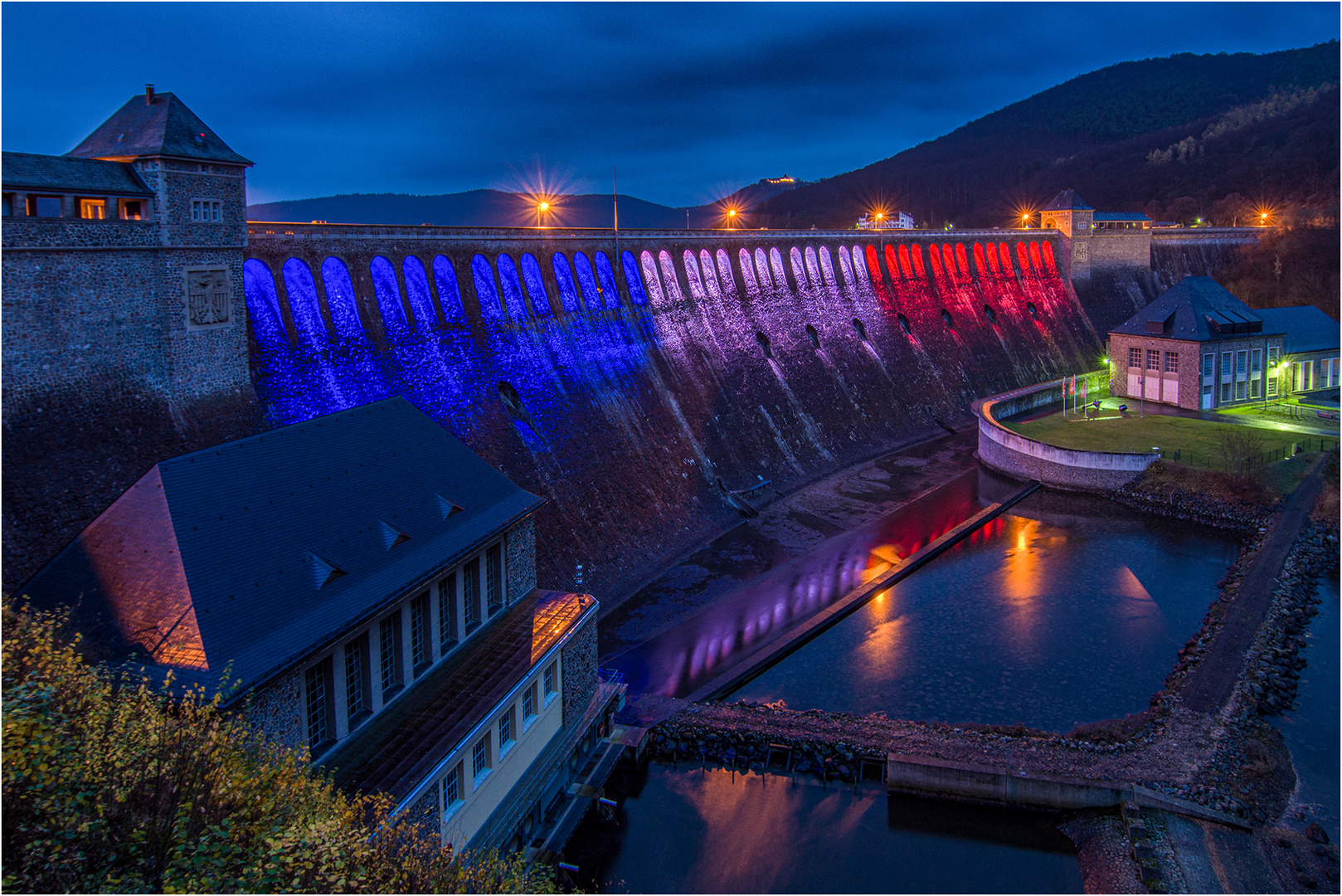 Die Staumauer vom Edersee zur blauen Stunde