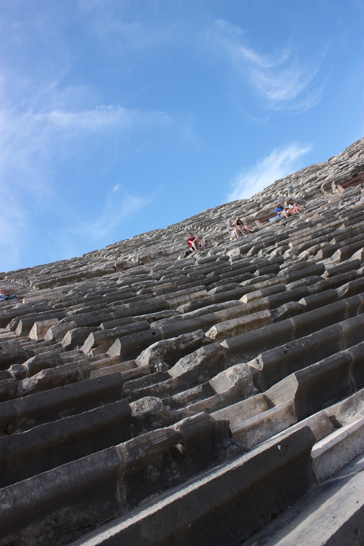 Die steilen Stufen des Amphitheaters......