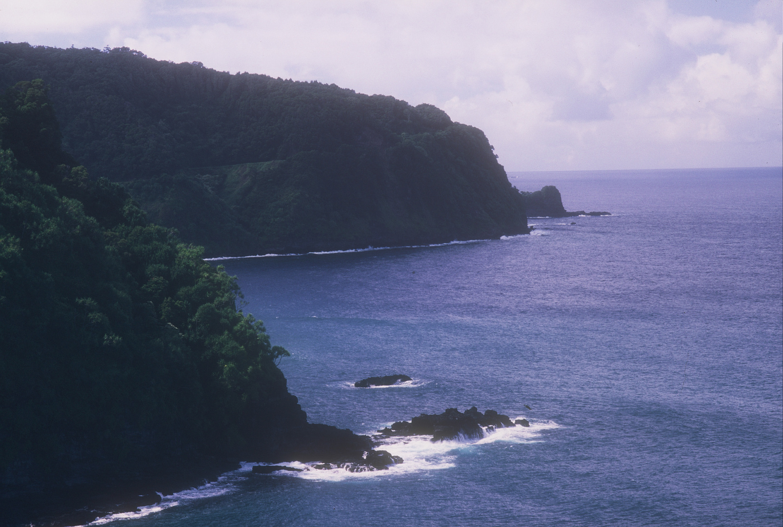 DIE STEILKÜSTE DER HANA-ROAD AUF MAUI-HAWAII