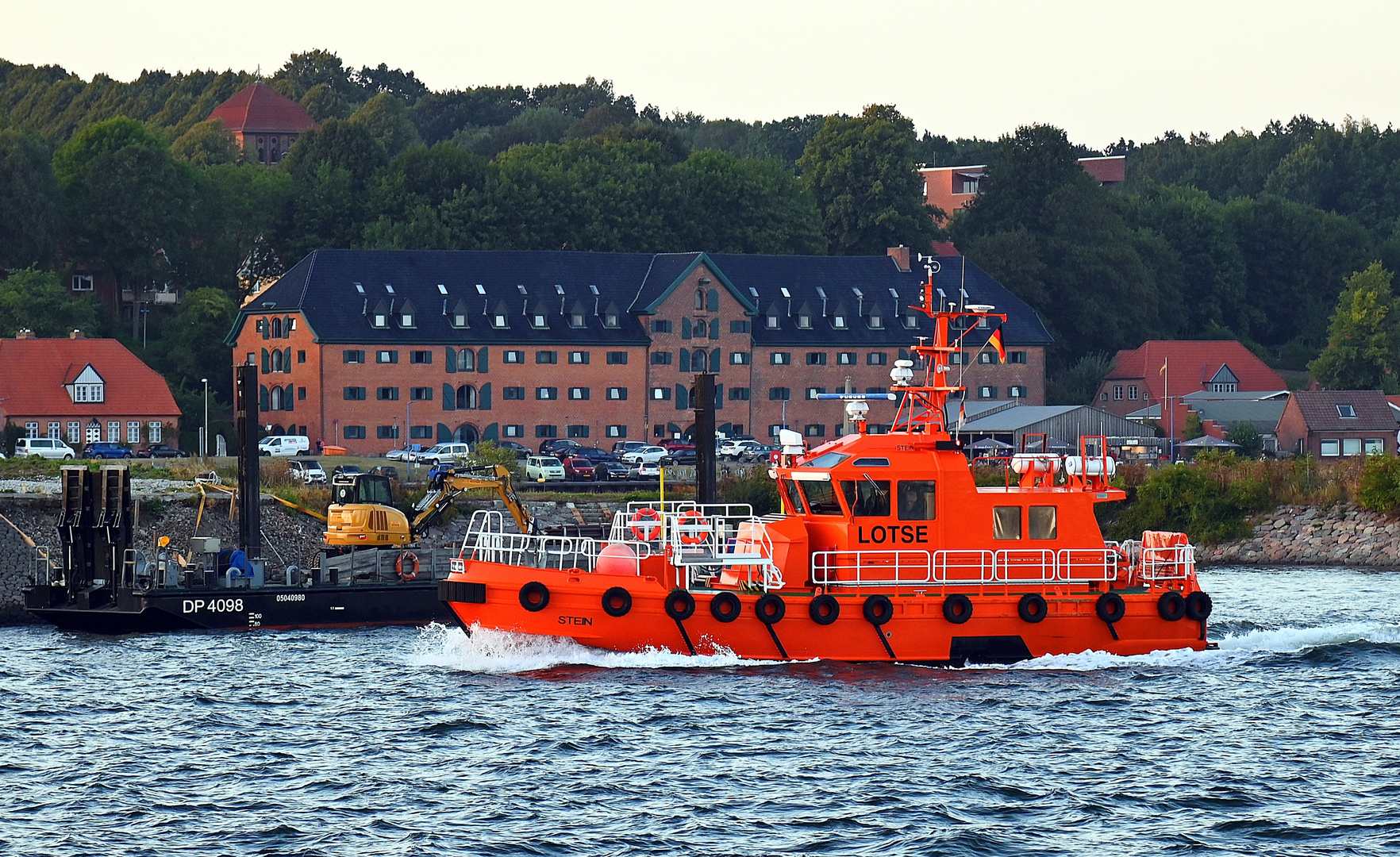 Die STEIN auf dem Weg zur Schleuse Kiel-Holtenau