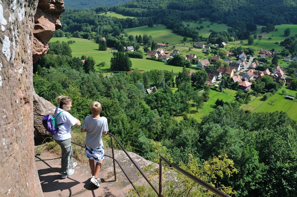 Die Steinfigur (oben links) wacht über das verschlafene Dorf