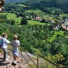 Die Steinfigur (oben links) wacht über das verschlafene Dorf