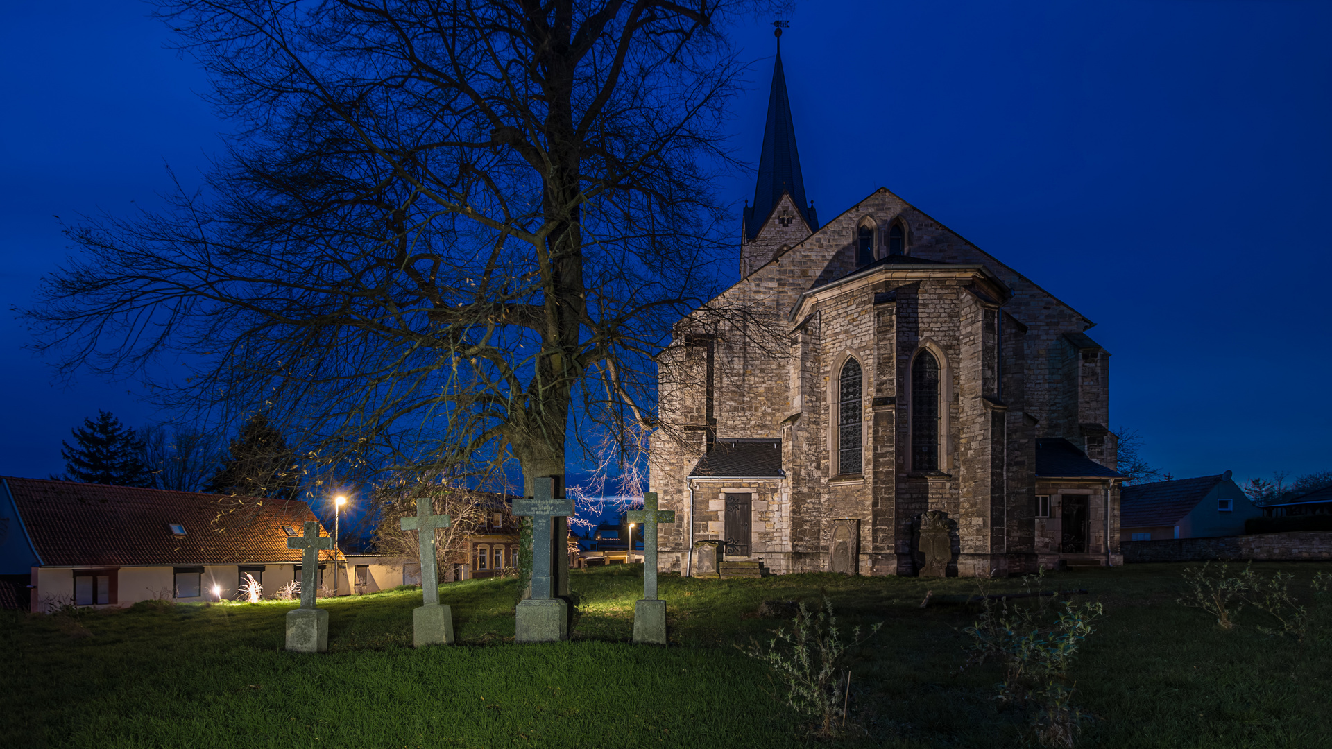 Die Steinkreuze hinter der Kirche