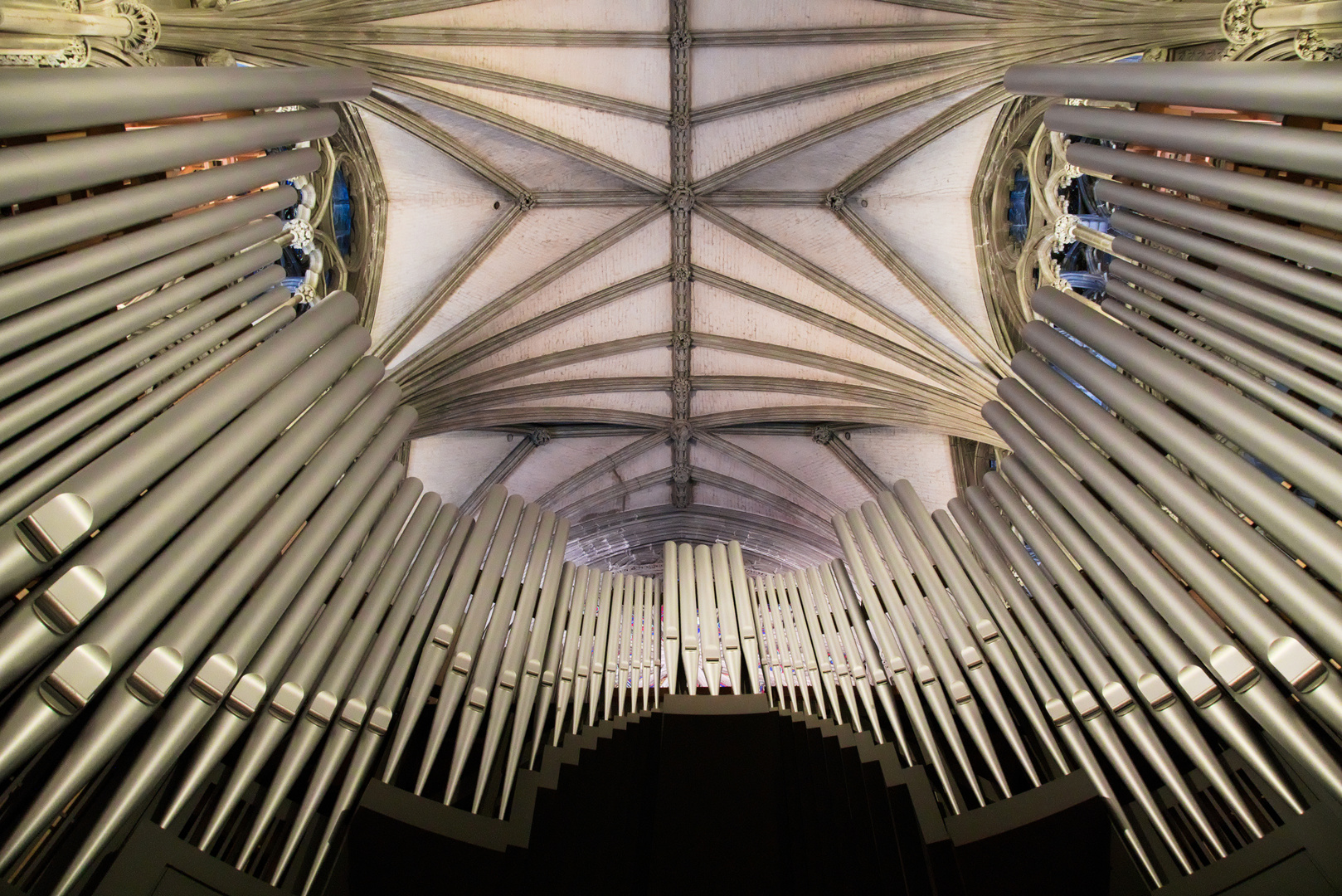 Die Steinmeyer-Orgel im Nidarosdom von unten.