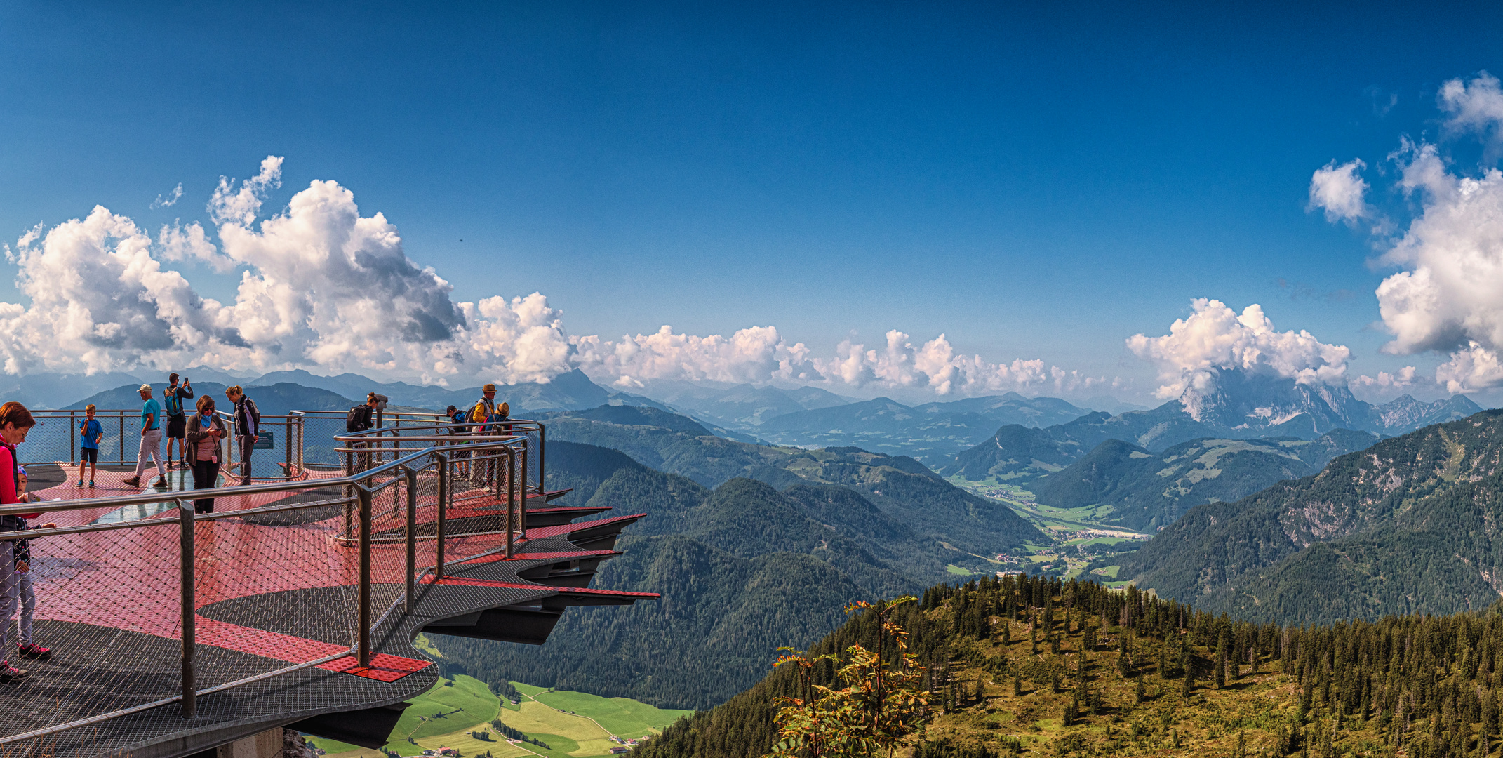 Die Steinplatte mit Blick auf den fernen Wilden Kaiser