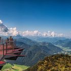 Die Steinplatte mit Blick auf den fernen Wilden Kaiser