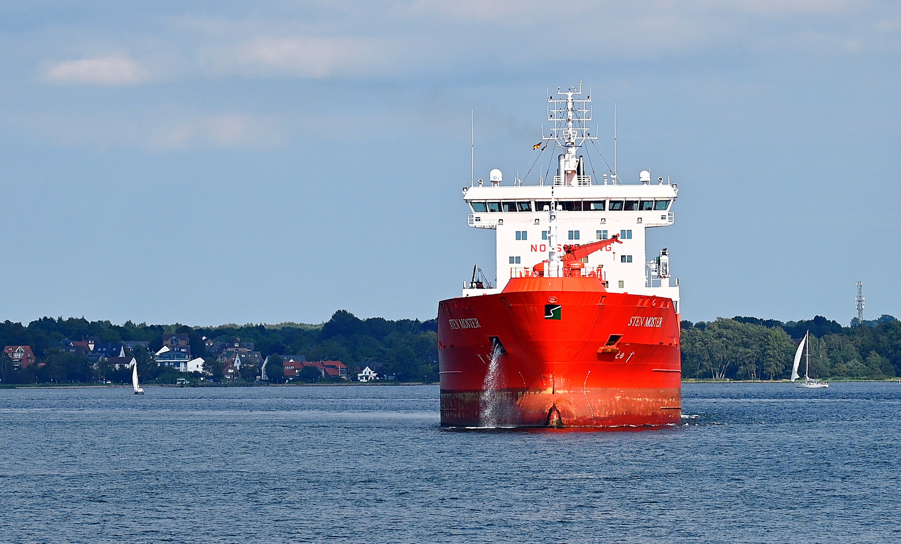 Die STEN MOSTER vor der Schleuse Kiel Holtenau