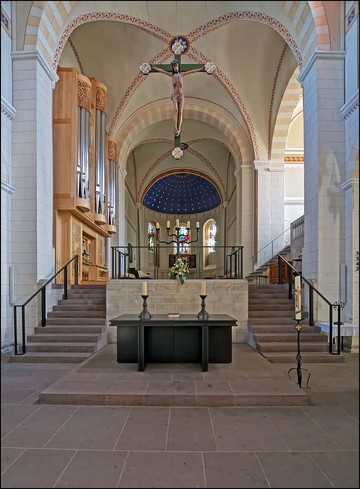 Die Stiftskirche Bad Gandersheim " Blick zum Chorraum..."