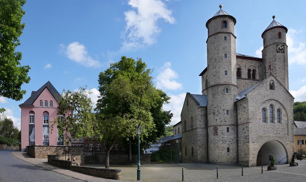 Die Stiftskirche in Bad Münstereifel, Blick von der Marktstraße