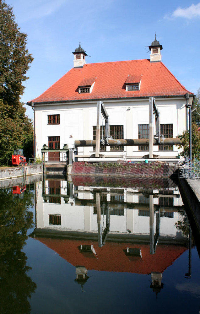 Die Stille des Wassers vor dem Werk