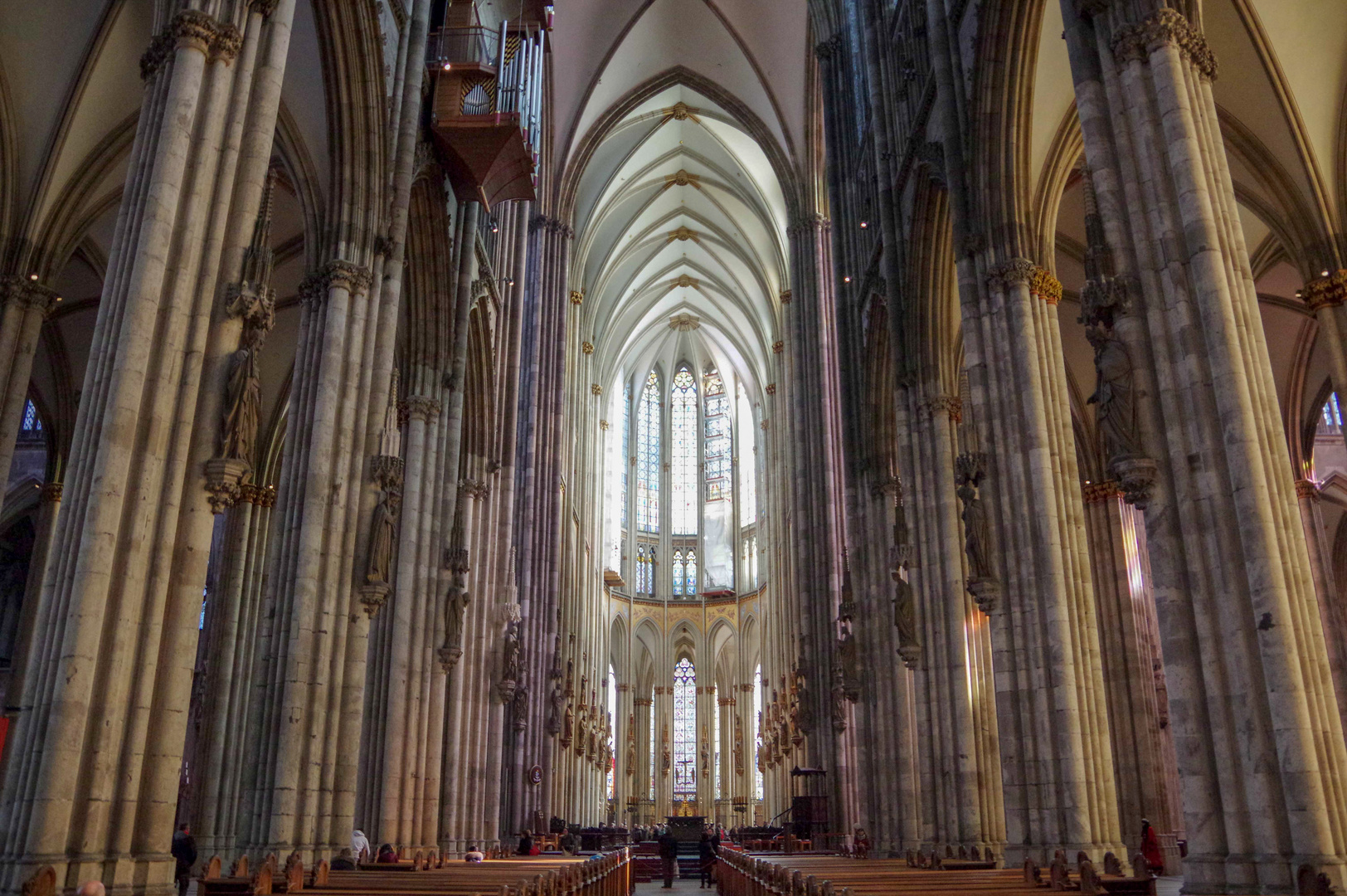 Die Stille frühmorgens im Kölner Dom ist einfach belebend,