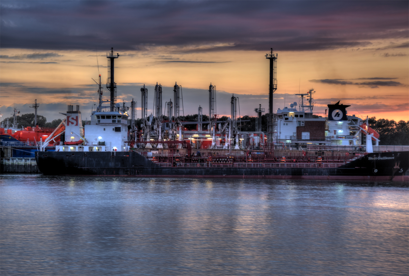 Die STOLT GUILLEMOT - Chemical/Oil Products Tanker auf der Elbe