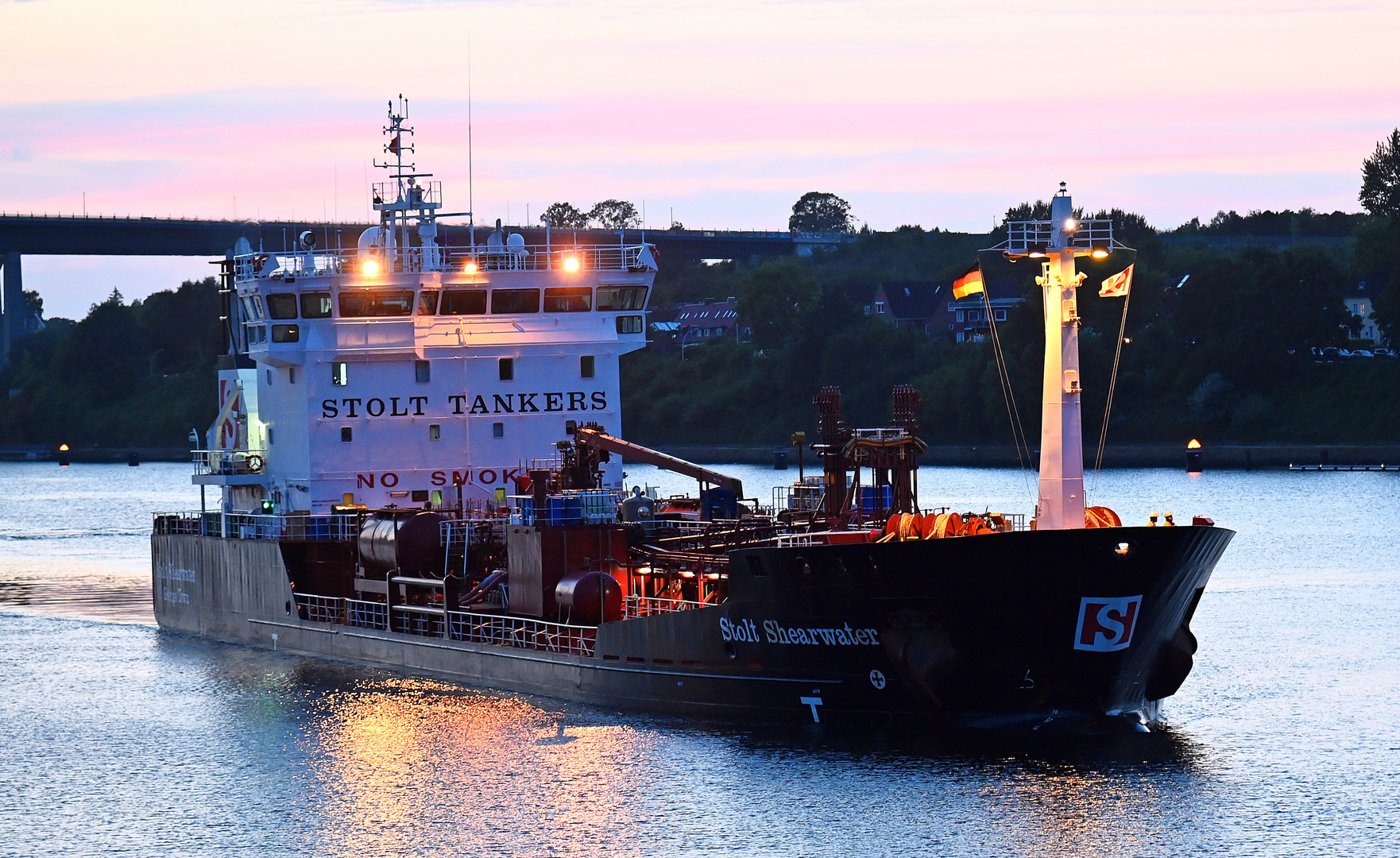 Die STOLT SHEARWATER vor und in der Schleuse Kiel-Holtenau