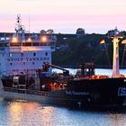 Die STOLT SHEARWATER vor und in der Schleuse Kiel-Holtenau