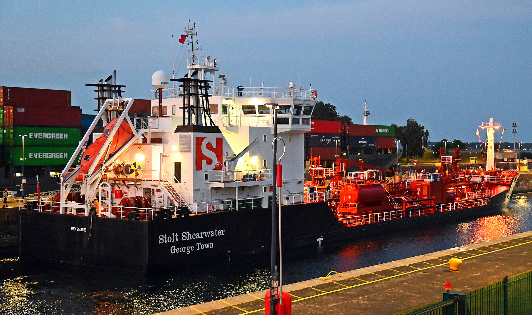 Die STOLT SHEARWATER vor und in der Schleuse Kiel-Holtenau