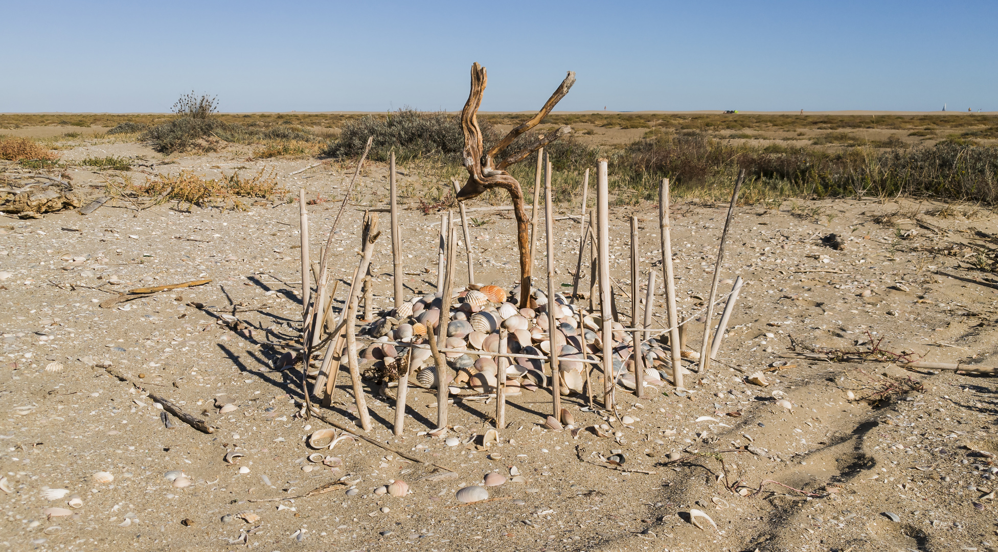 Die Strandbewohner haben seltsame Bestattungsriten