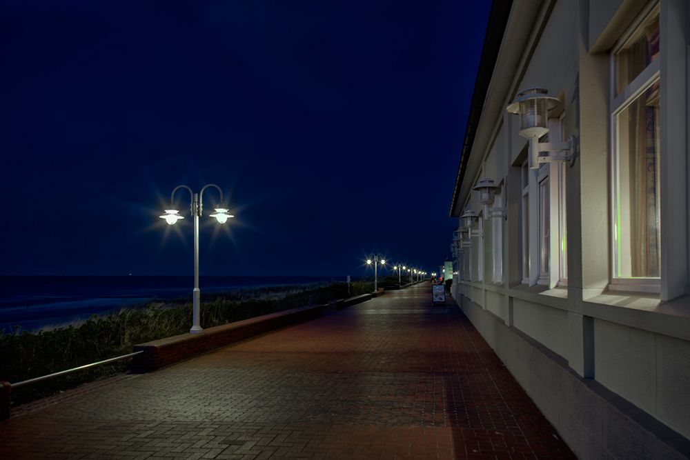 Die Strandpromenade von Wangerooge ist um diese Zeit auch menschenleer