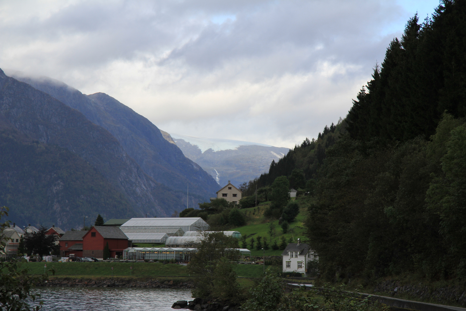 Die Straße am Fjord