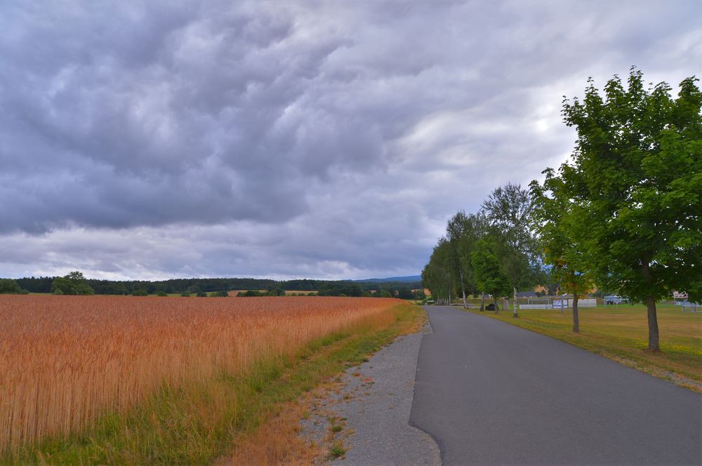 die Straße am Sportplatz