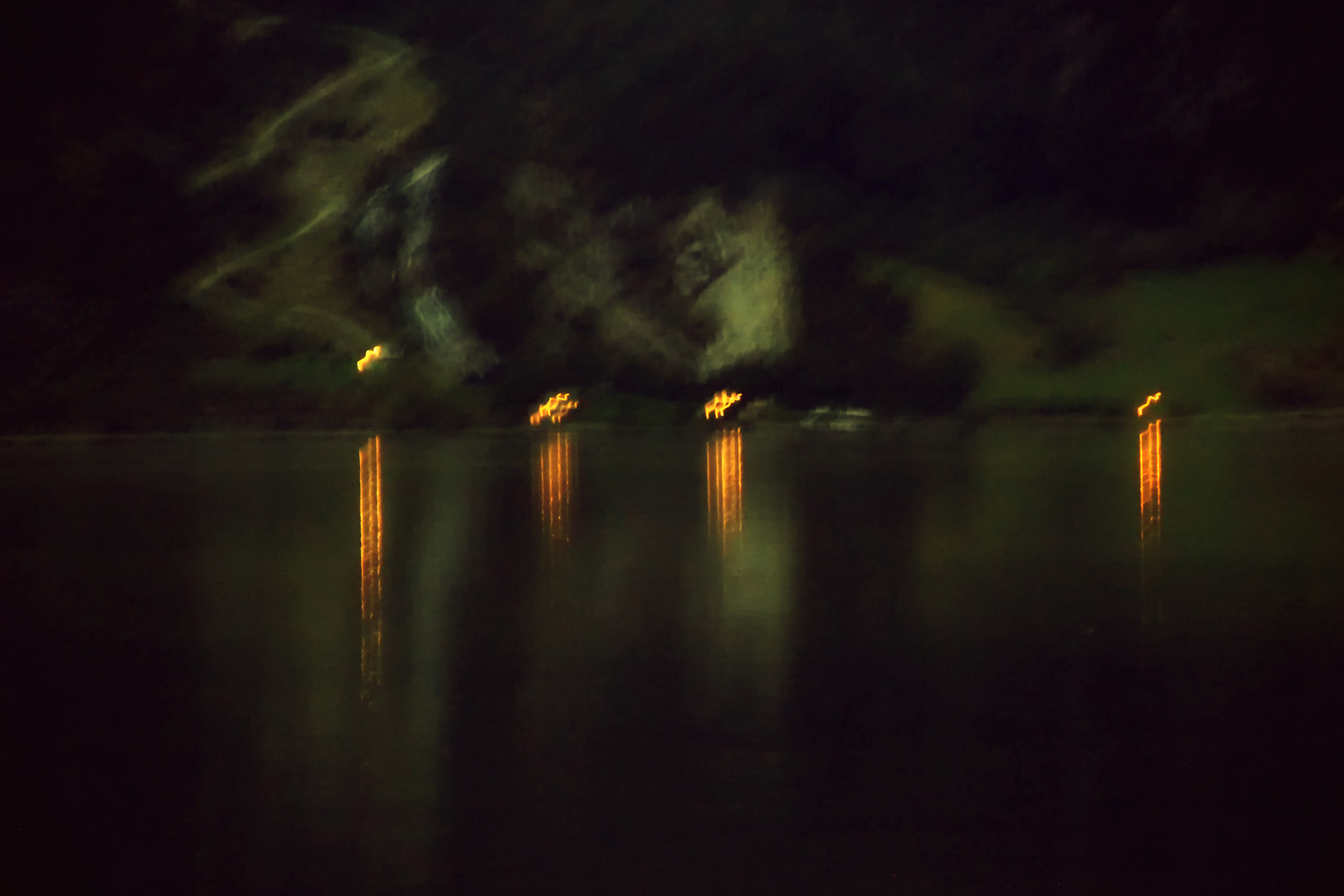 Die Straße auf der anderen Seite des Fjords