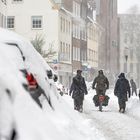 Die Straße den Passanten und Radfahrern