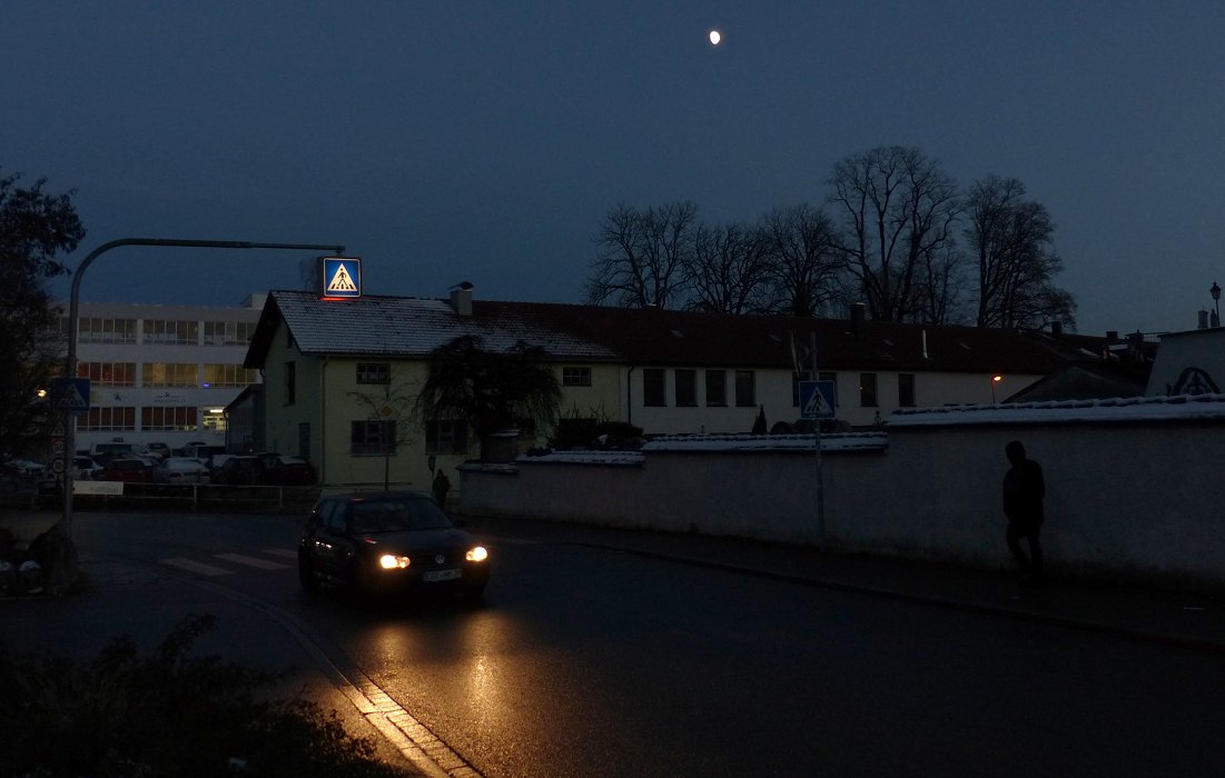 Die Straße, der Abend, der Mond