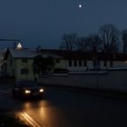 Die Straße, der Abend, der Mond