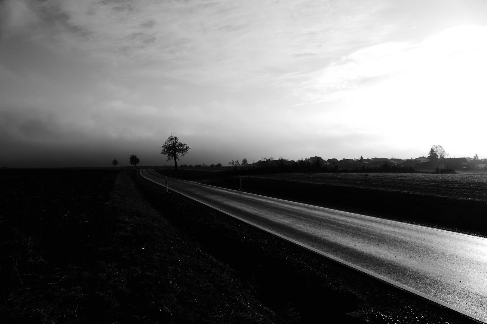 Die Straße gleitet fort, weg von der Tür, wo sie begann...