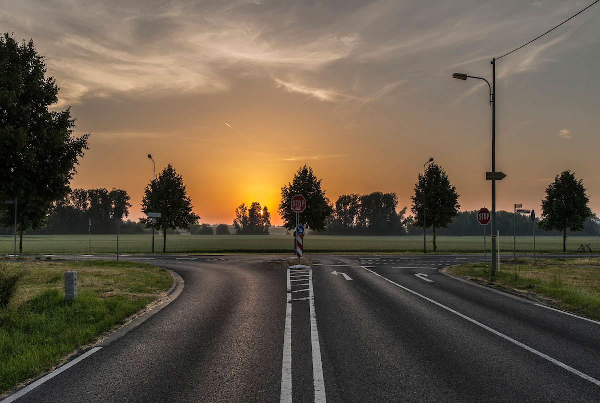 Die Straße in den Sonnenaufgang