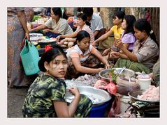 Die Strasse LEBT - Chinesen Markt in Yangoon .......