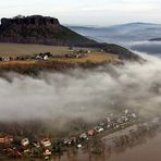 Die Straße rechtselbisch endet im Wasser